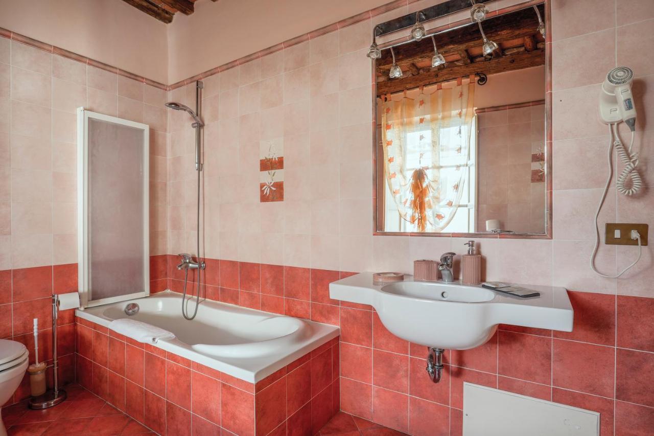 Gasthof Antica Residenza Santa Chiara -city Center Lucca