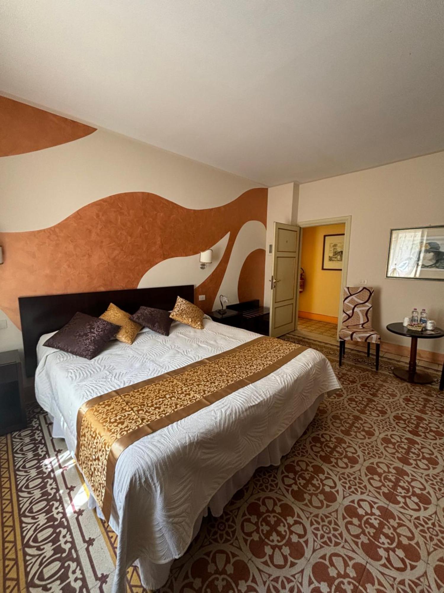 Antica Residenza Santa Chiara -city Center Guest house