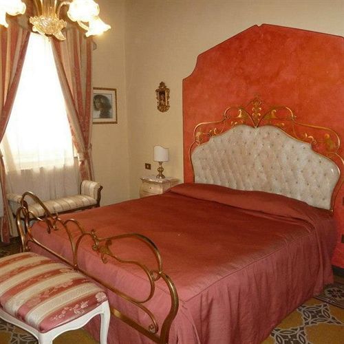 Antica Residenza Santa Chiara -city Center Lucca