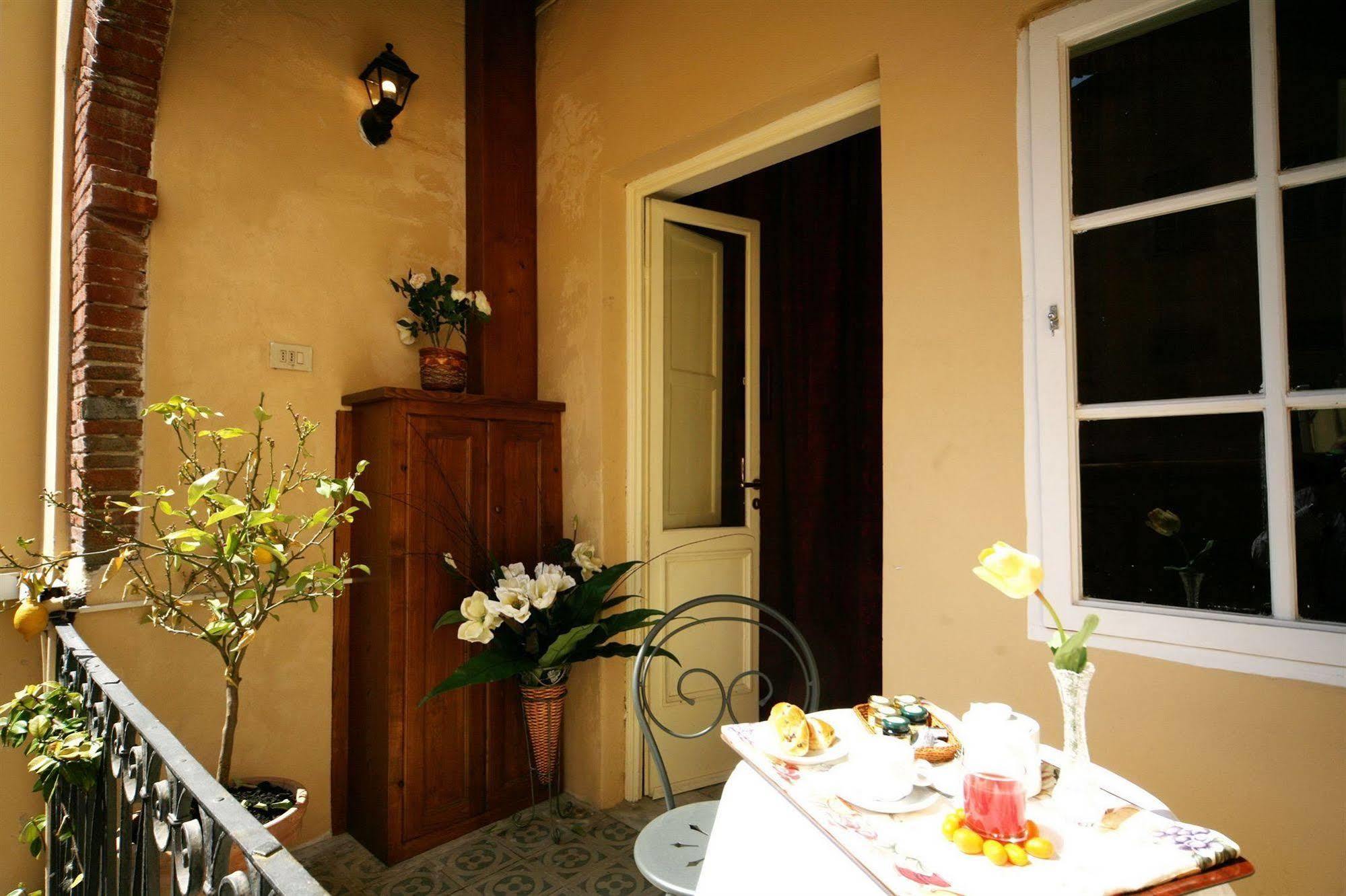 Antica Residenza Santa Chiara -city Center Gasthof