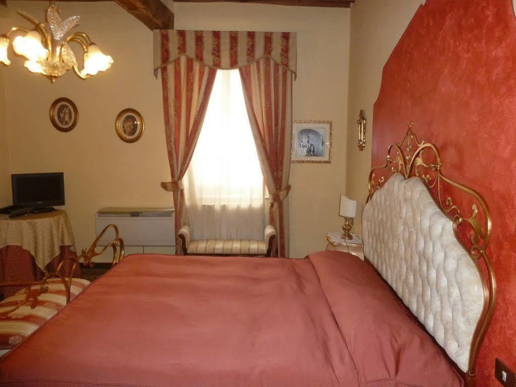 Antica Residenza Santa Chiara -city Center Gasthof 3*